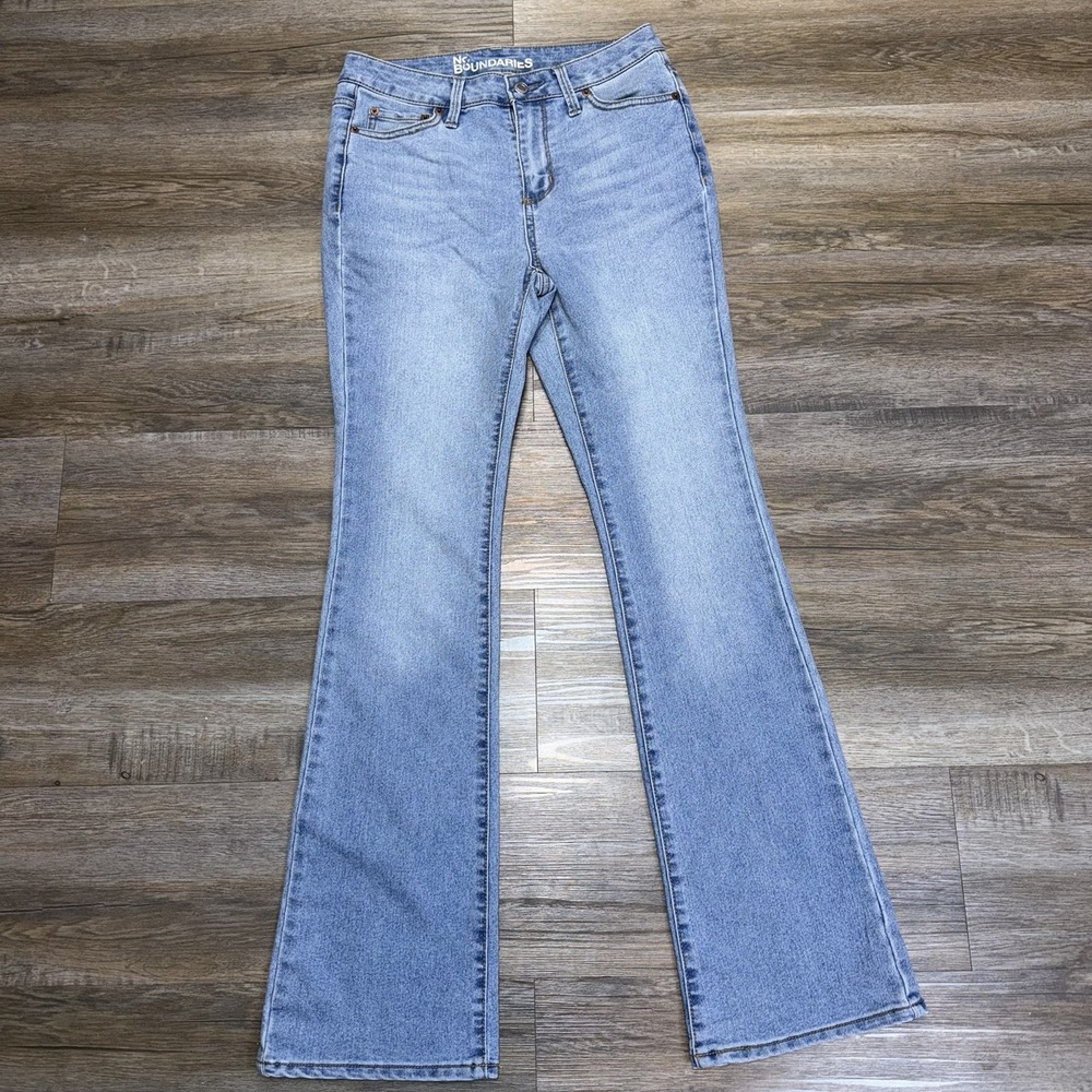 No Boundaries Bootcut Jeans Womens 4 Light Wash Mid-Rise Fit Flared Leg Opening